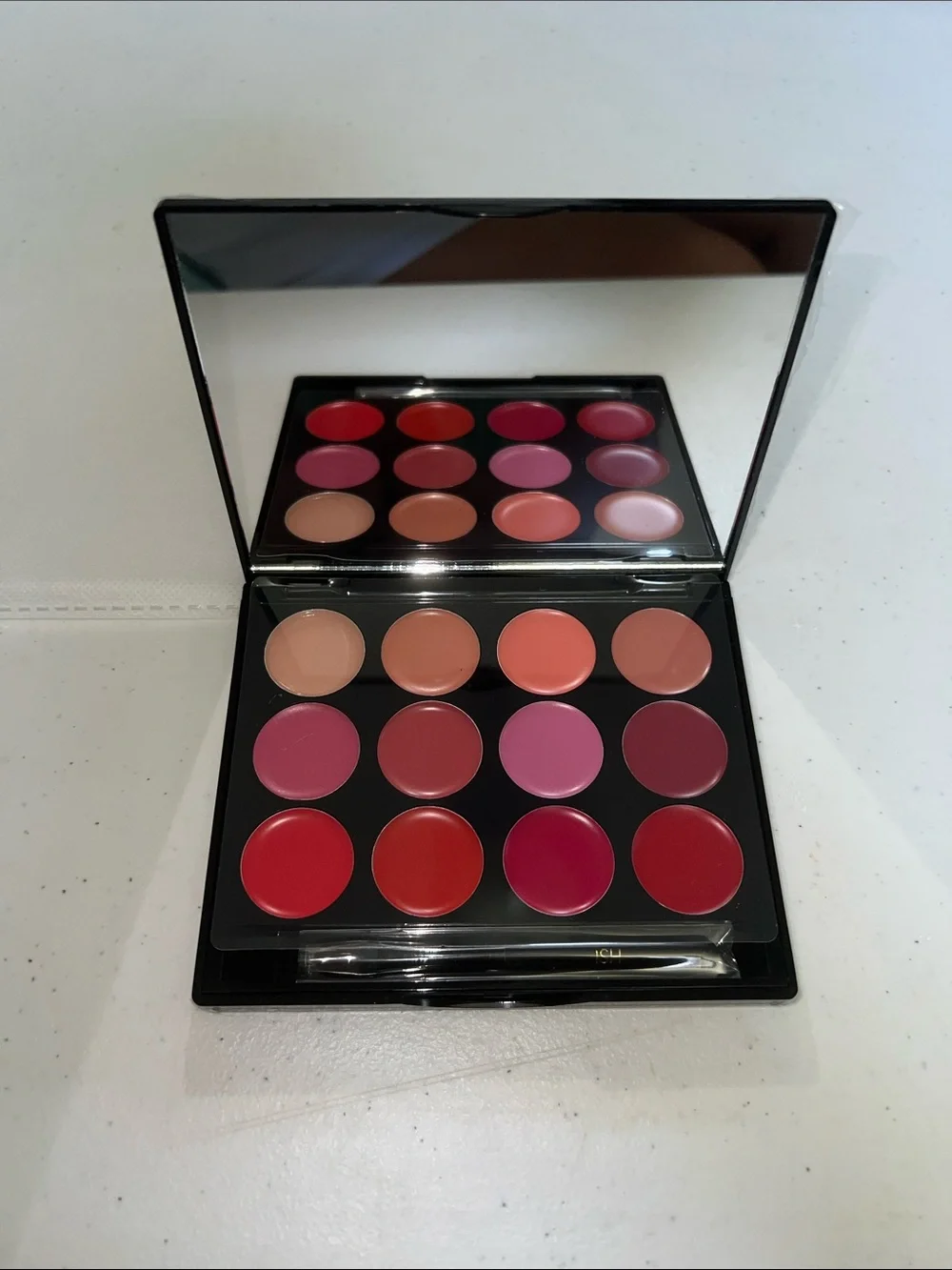 ISH compact lip